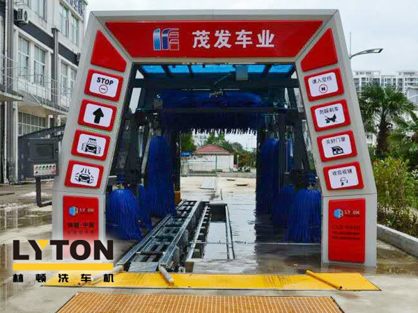 南京林頓電腦洗車機(jī)高壓沖洗、仿型超柔刷洗、自動計量噴灑洗車液、亮光蠟及強(qiáng)力仿型風(fēng)干等自動洗車工藝操作。