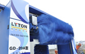 2019新款龍門往復(fù)式電腦洗車機整體熱浸鋅烤漆整機框架永不生銹。配泡棉軟刷、塑玻絲輪刷、低噪音固定式強力頂風(fēng)機系統(tǒng)，設(shè)備經(jīng)久耐用。