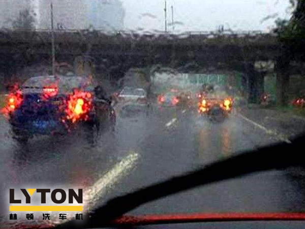 電腦洗車(chē)機(jī)南京林頓自動(dòng)化再次提醒您，雨后一定要記得及時(shí)洗車(chē)。