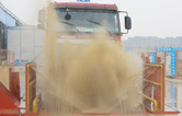 專為沖洗各類礦場運輸車輛輪胎、底盤及兩側(cè)。集水循環(huán)使用、結(jié)構(gòu)輕、安裝便等諸多優(yōu)點——林頓電腦洗車機系列格柵式洗輪機