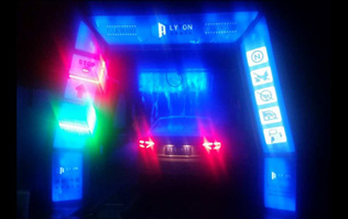 絢麗多彩，新穎潮流！藍色款隧道式電腦洗車機夜間亮燈效果