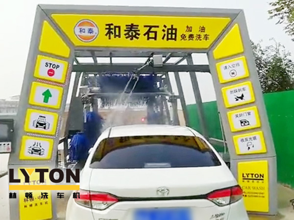 黃色款林頓FX-11系列隧道式連續(xù)全自動(dòng)洗車機(jī)設(shè)備，外表高壓沖洗、仿型超柔刷洗、輪刷清洗等，眾多客戶選擇！