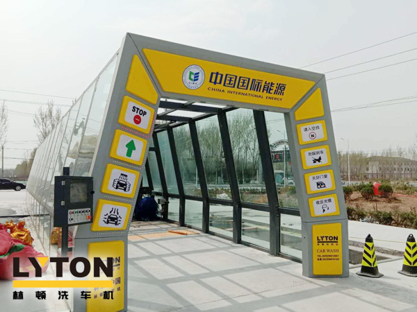 隧道式全自動(dòng)洗車機(jī)——高效、快速、節(jié)水的洗車設(shè)備，適用于多種車型的清洗。