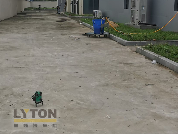 某客戶成功引入林頓全自動洗車機(jī)，并于現(xiàn)場完成設(shè)備與地基的精準(zhǔn)對接溝通